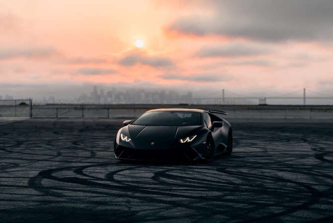 Dubai come in un film: muoversi in auto negli Emirati