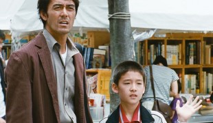 Ritratto di famiglia con tempesta: le foto in equilibrio tra ironia e malinconia