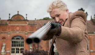 Mistero a Crooked House: le immagini del nuovo film tratto da Agatha Christie