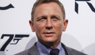 'Bond 25': foto e video dal set londinese mostrano Daniel Craig alla guida di una Aston Martin V8 