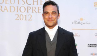 Robbie Williams presenta il biopic sulla sua vita e apre alla reunion con i Take That