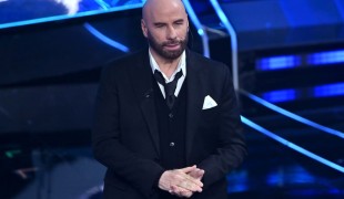 La Rai contro Striscia la notizia sul caso John Travolta a Sanremo 2024: denuncia in arrivo