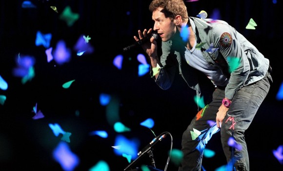 Chris Martin dei Coldplay, scende dal palco e sbarca sul set di "Modern Family"