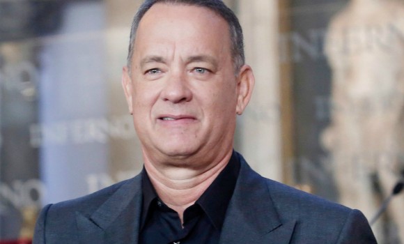 Tom Hanks, la mano dell'attore trema alla première di 'Elvis': fan allarmati