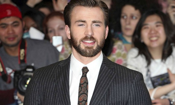 Chris Evans si unisce a Emily Blunt in Pain Hustlers, nuovo film Netflix