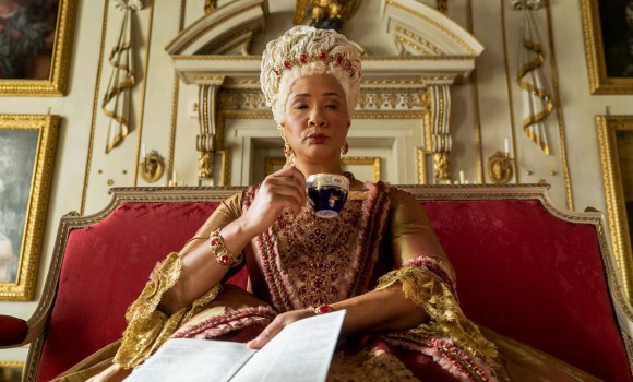 È Bridgerton-mania: Netflix conferma uno spin off sulla regina nera Charlotte
