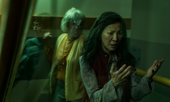 'Everything Everywhere All at Once', il trailer italiano del film con Michelle Yeoh