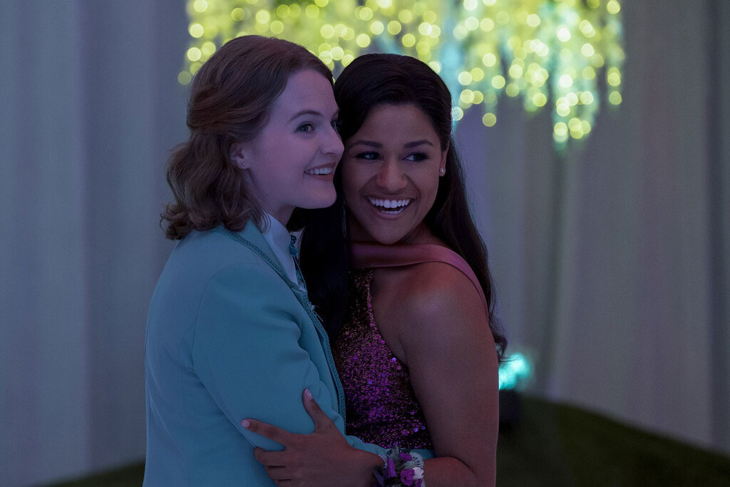 Jo Ellen Pellman e Ariana DeBose in una scena del film The Prom