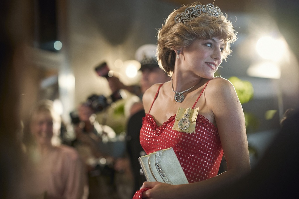 Emma Corrin è Lady D in una scena della quarta stagione di The Crown