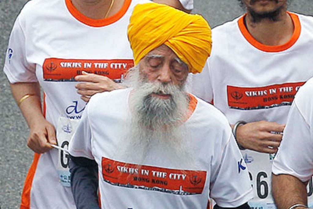 Fauja Singh corre una maratona a Hong Kong