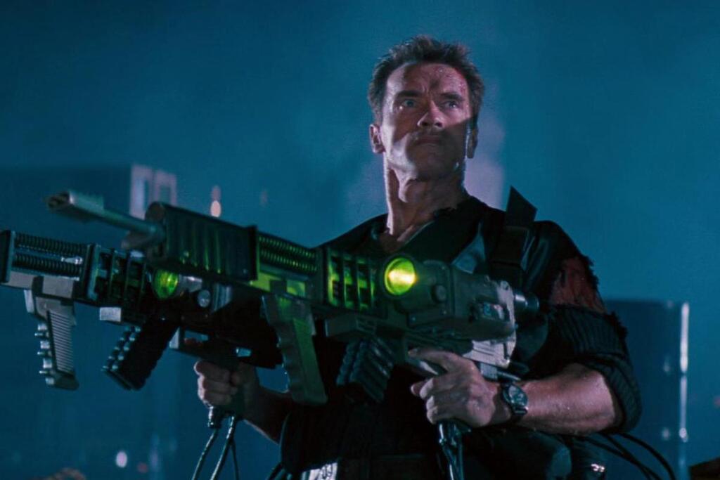 Arnold Schwarzenegger in una scena del film L'eliminatore - Eraser