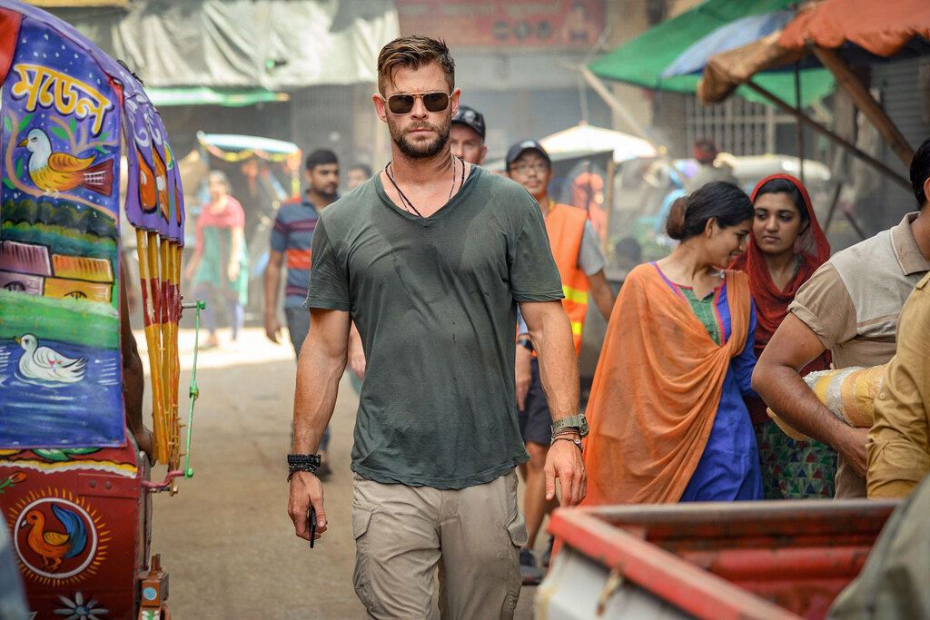 Chris Hemsworth in una scena del film Tyler Rake