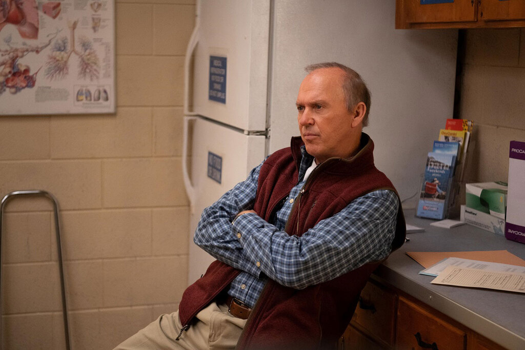 Michael Keaton in una scena della serie Dopesick – Dichiarazione di dipendenza