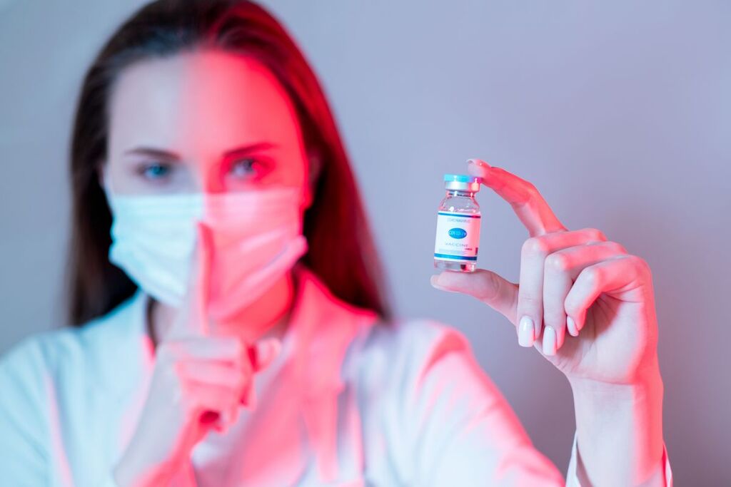 Una donna silenzia gli oppositori con una fiala di vaccino
