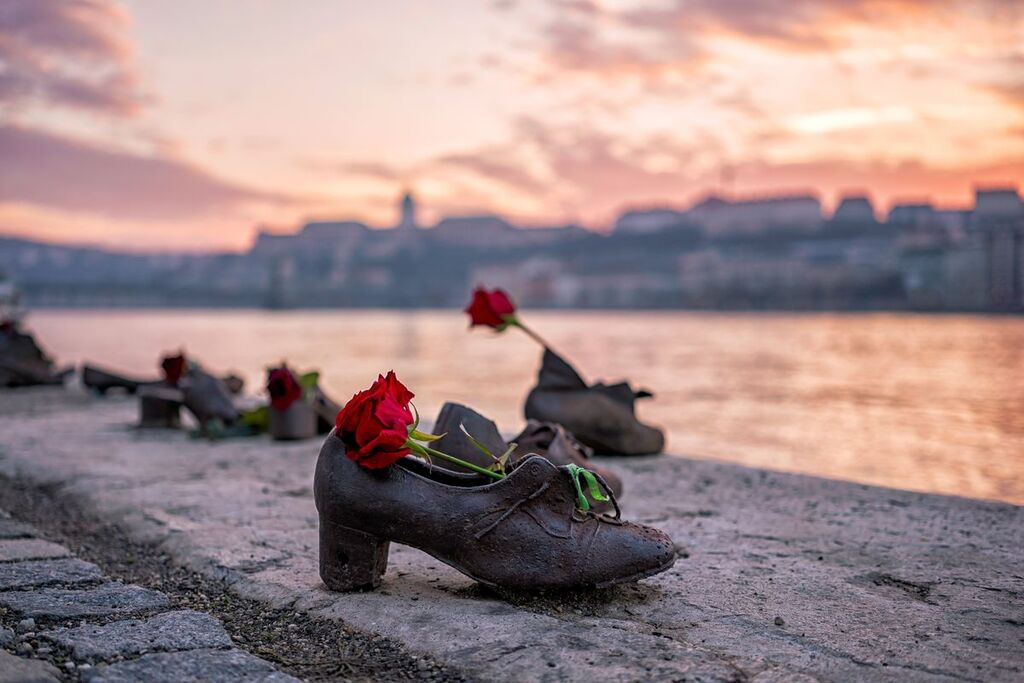 16431299508701-SH_scarpe_e_rose_rosse_memoria_olocausto.jpg