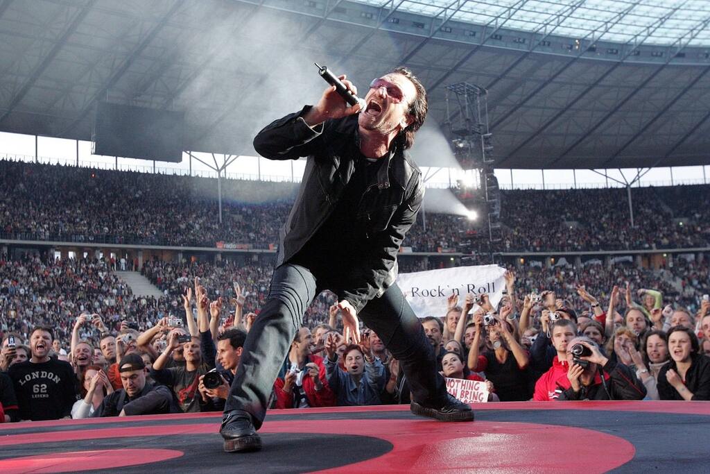 Bono durante un concerto degli U2
