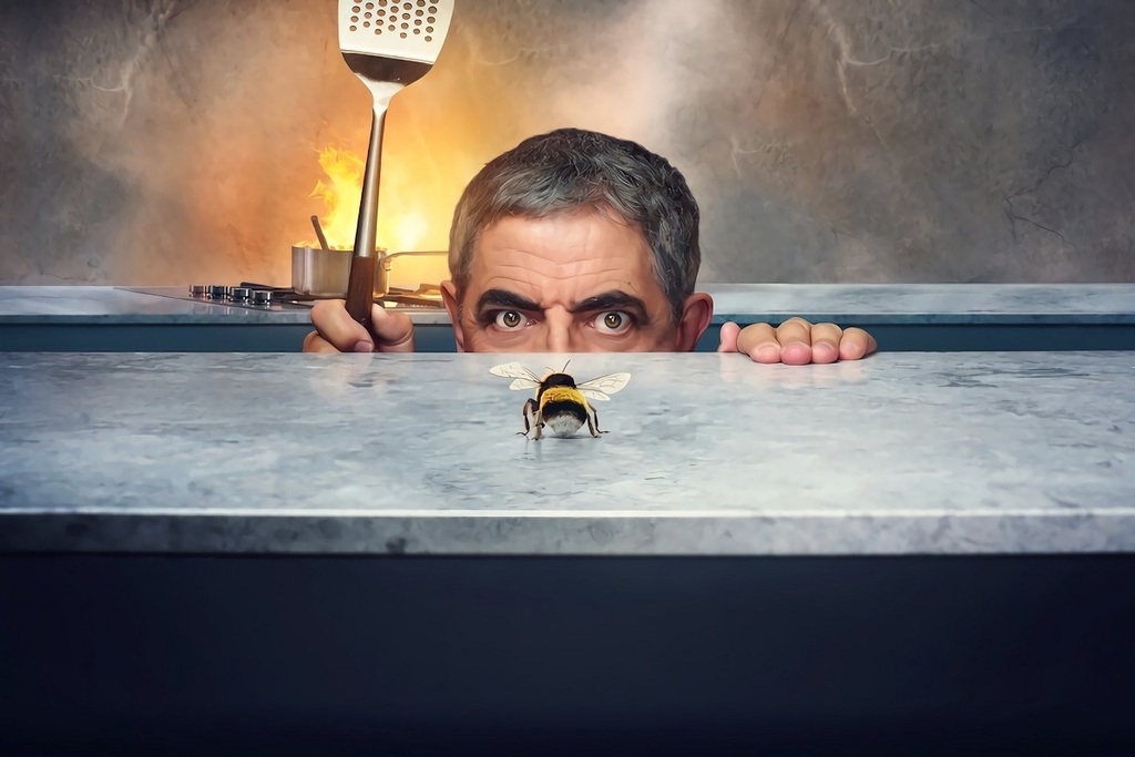 Rowan Atkinson nel poster di Man vs Bee