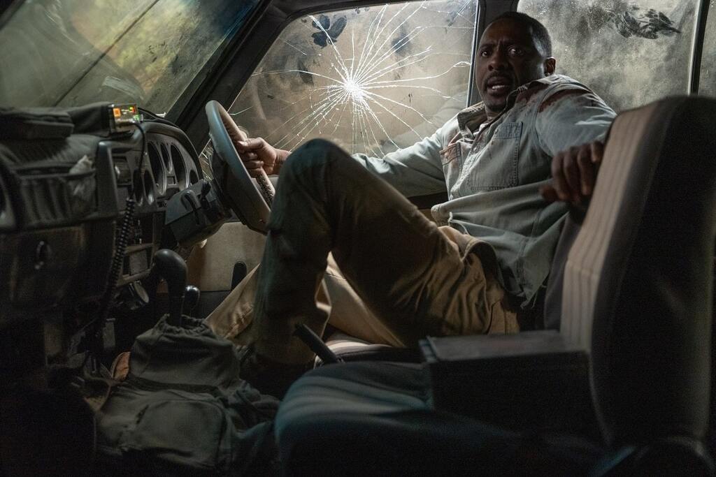 Idris Elba in una scena di Beast