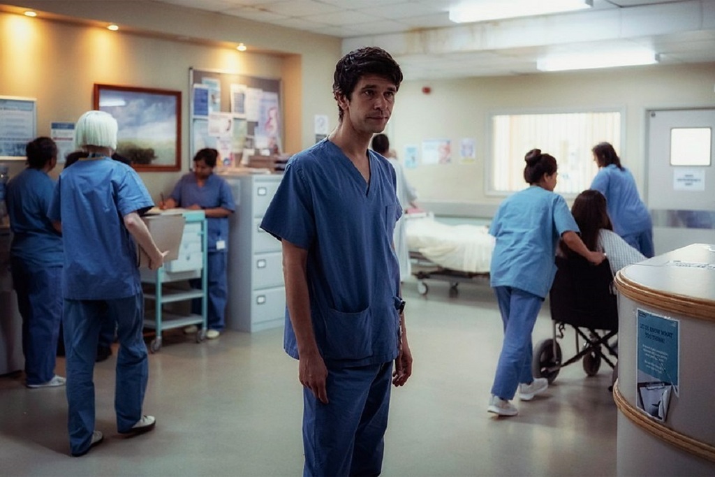 Ben Whishaw in una scena della serie This Is Going to Hurt