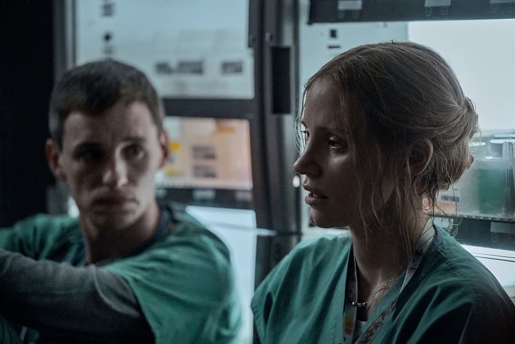 Eddie Redmayne e Jessica Chastain in una scena del film The Good Nurse