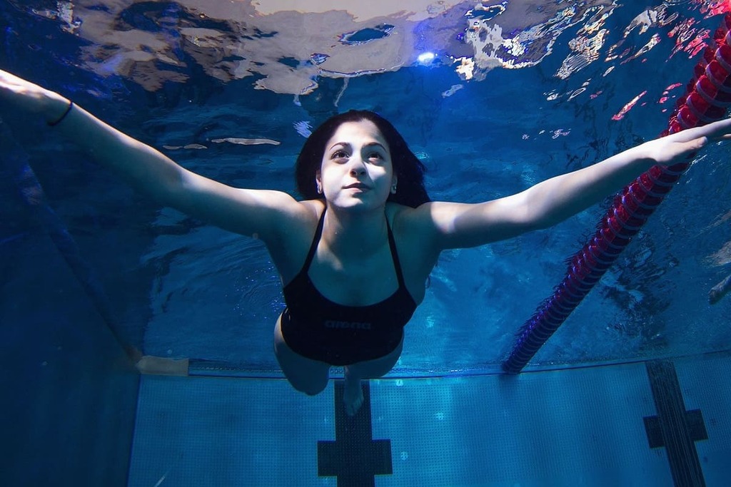 Manal Issa in una scena del film Netflix Le nuotatrici