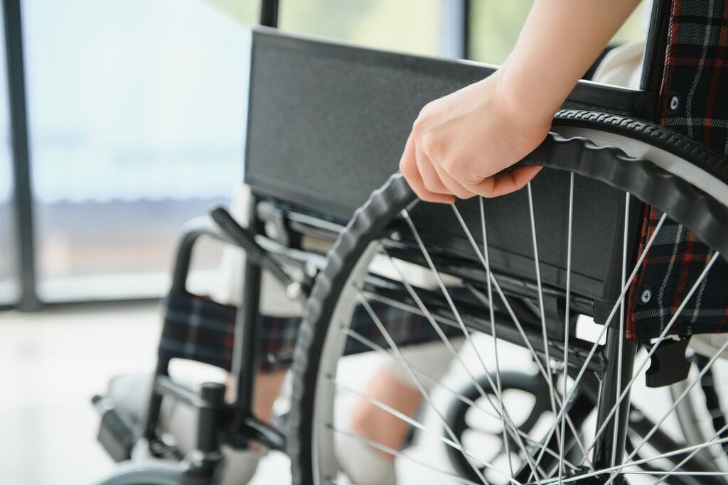 Un disabile su una sedia a rotelle