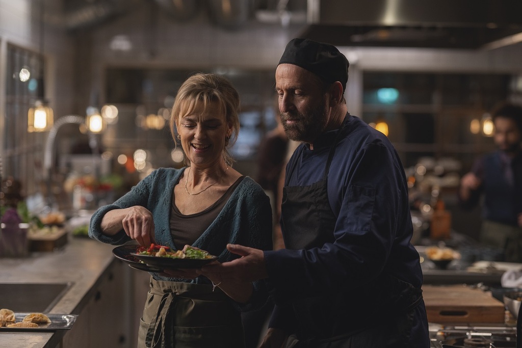 Marie Richardson e Peter Storemare in una scena del film Tuesday Club - Il talismano della felicità