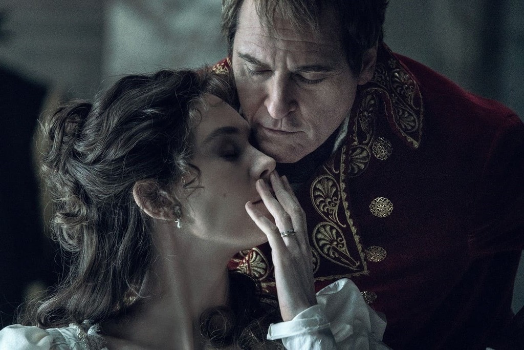 Vanessa Kirby e Joaquin Phoenix in una scena di Napoleon
