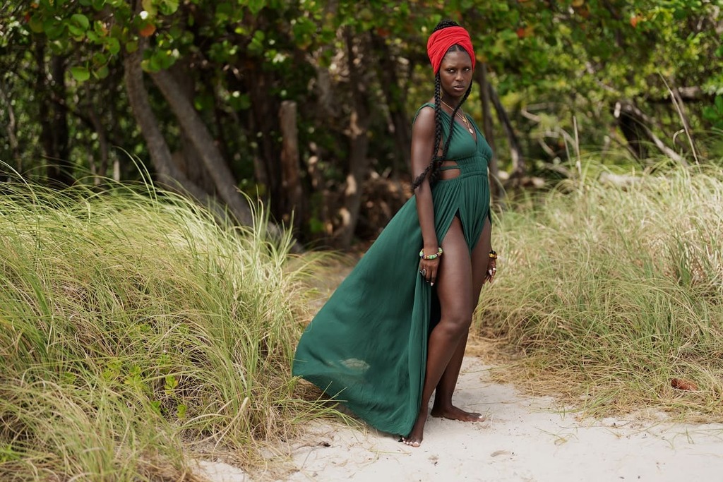 Jodie Turner-Smith in una scena di Bad Monkey