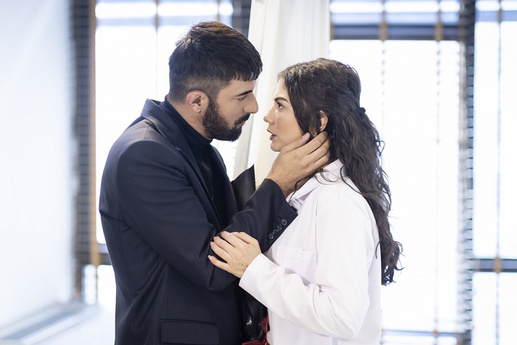 Demet Özdemir e Engin Akyürek in una scena della serie My Name is Farah