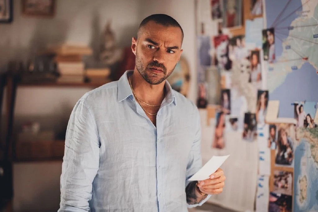 Jesse Williams in una scena della serie Costiera