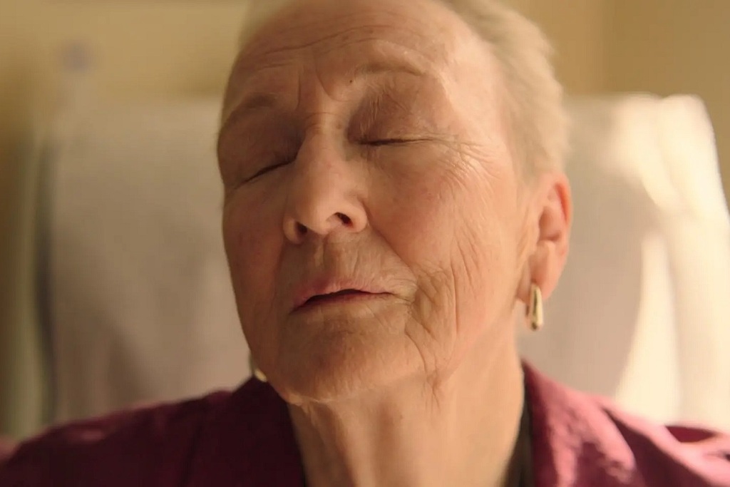 Kathleen Chalfant in una scena di Familiar Touch