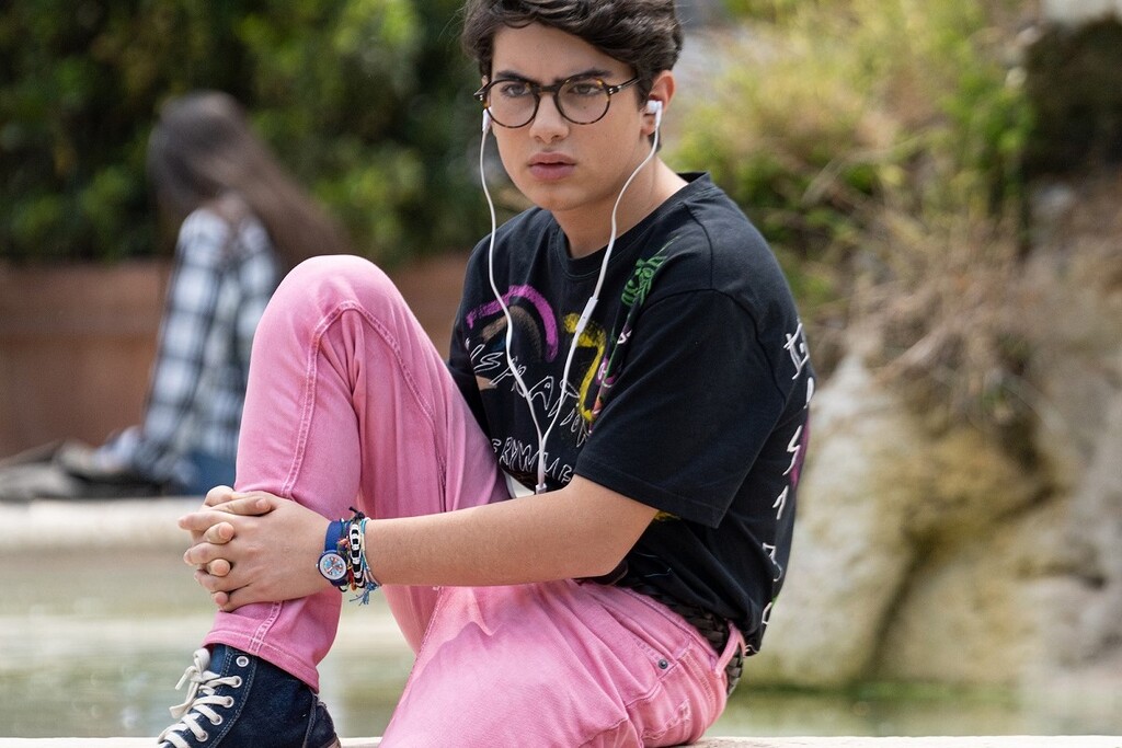 Samuele Carrino in una scena del film Il ragazzo dai pantaloni rosa