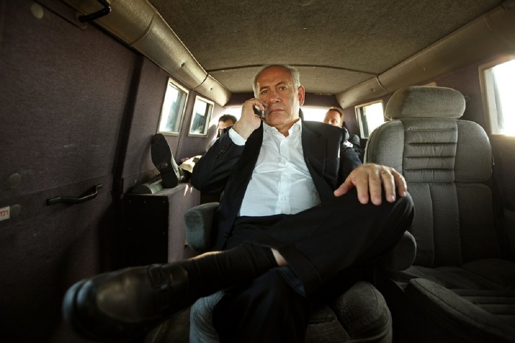 Benjamin Netanyahu in una scena del film The Bibi Files