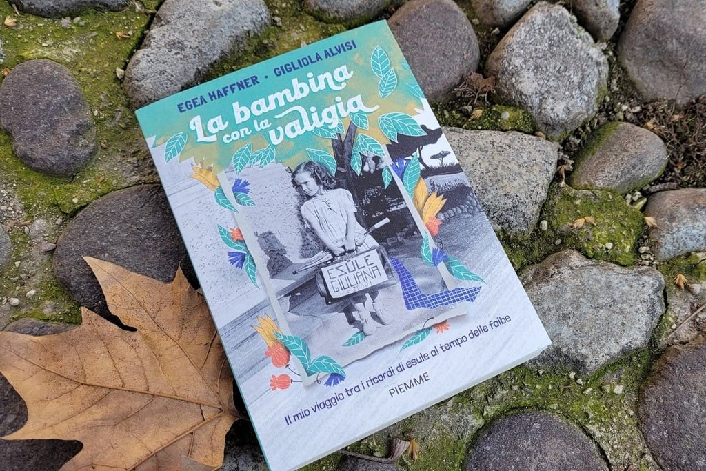 La copertina del libro La bambina con la valigia