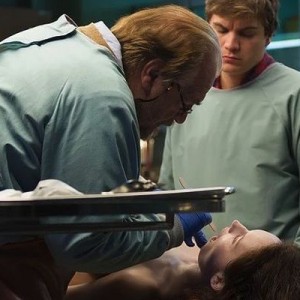 Autopsy, due clip del film horror ambientato all'obitorio