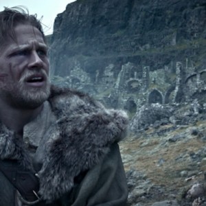 King Arthur: Il potere della spada, anche Jude Law nelle nuove clip italiane