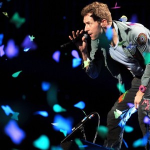 Chris Martin dei Coldplay, scende dal palco e sbarca sul set di "Modern Family"