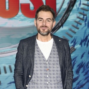 Isola dei Famosi: Roberto Cenci spiega perché Bossari indossa un auricolare