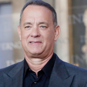 Tom Hanks, la mano dell'attore trema alla première di 'Elvis': fan allarmati