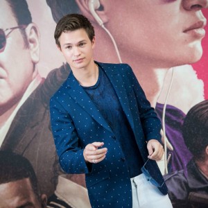 Coronavirus, Ansel Elgort nudo su Instagram per raccogliere fondi: ecco la foto