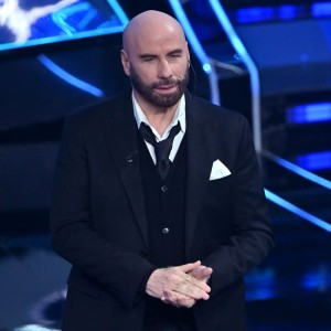 La Rai contro Striscia la notizia sul caso John Travolta a Sanremo 2024: denuncia in arrivo